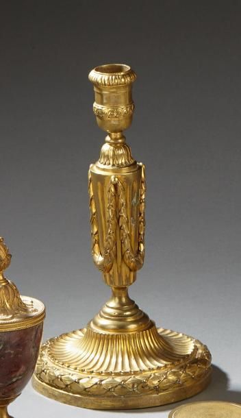 Bougeoir en bronze doré reposant sur une...