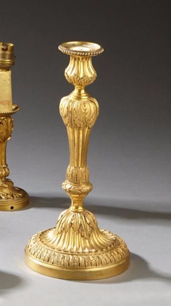 Bougeoir en bronze doré reposant sur une...