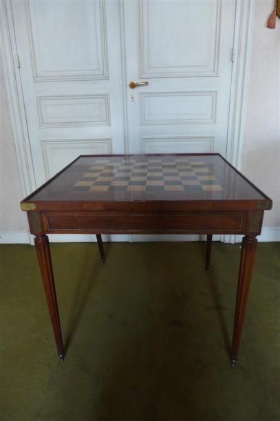 Table à jeux en acajou et placage d'acajou.
Pieds...