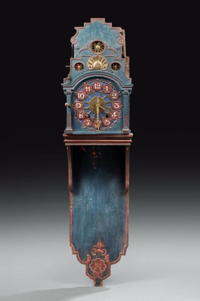 Curieuse horloge à carillon en bois sculpté,...