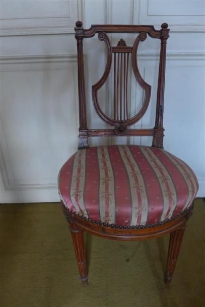 Chaise en bois mouluré, sculpté.
Pieds fuselés,...