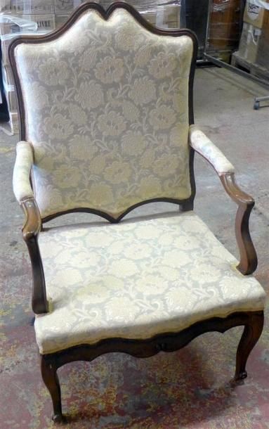 Fauteuil à haut dossier en bois naturel.
Pieds...