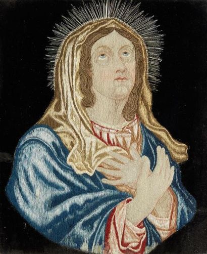 Fragment de broderie déposé sur un tissu...