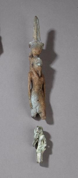 Lot de deux statues fragmentaires comprenant...
