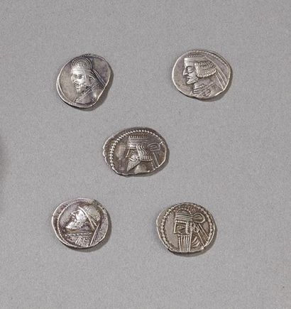 Lot de cinq drachmes parthes en argent.
Ier...