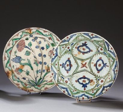 Deux plats Iznik
- Plat Iznik à pâte siliceuse...