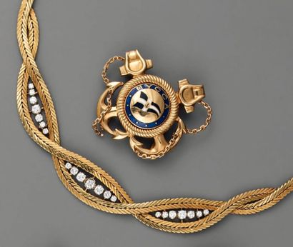 Collier en or jaune formé d'un ruban souple...