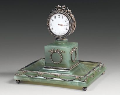 FABERGÉ
Rare pendulette de bureau en bowénite...