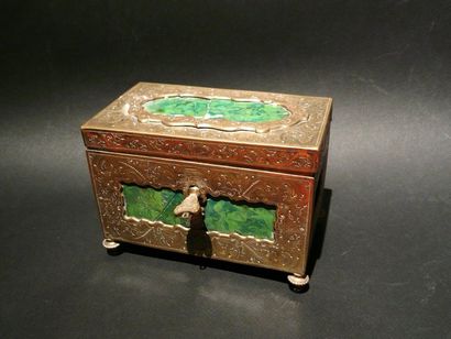 Petit coffret à bijoux, de forme rectangulaire,...