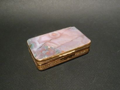 Tabatière rectangulaire en agate, la monture...