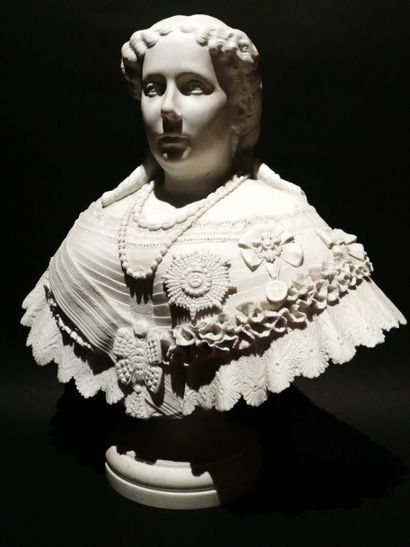 Buste en biscuit sur piédouche. La reine...