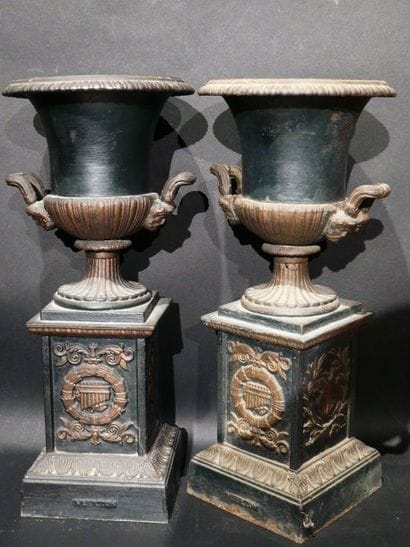 Paire de vases Medicis à deux anses en fonte...