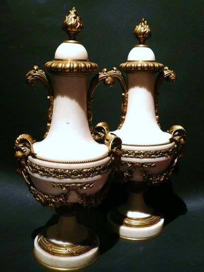 Paire de vases couverts de forme balustre,...