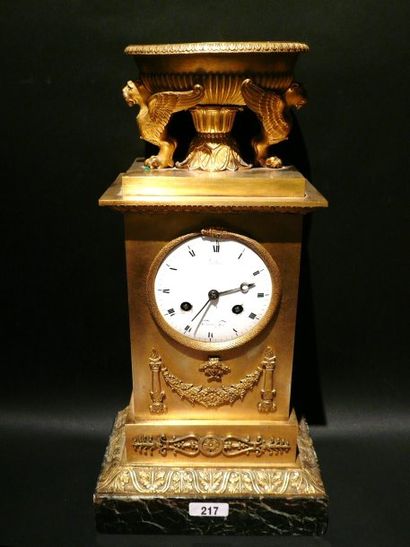 Pendule borne en bronze ciselé et doré surmontée...