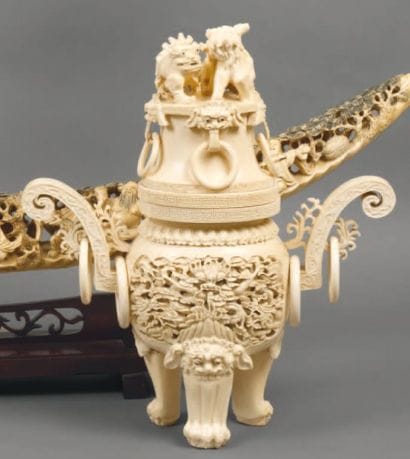 CHINE
Vase couvert à deux anses en ivoire...