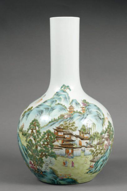 Vase de forme bouteille en porcelaine blanche...