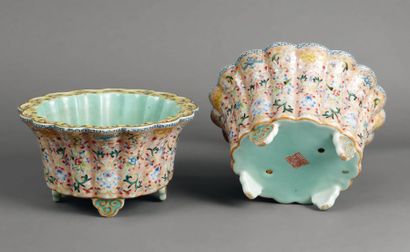 Paire de jardinières lobées en porcelaine,...