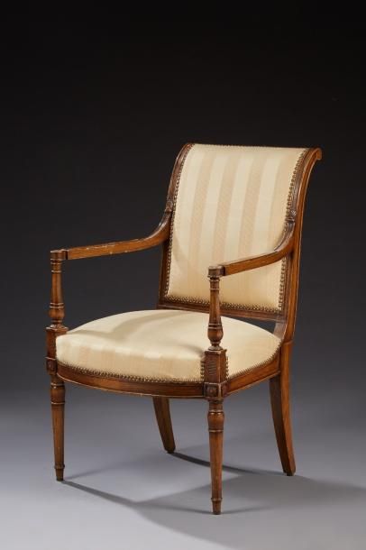 Un fauteuil de style Directoire à dossier...