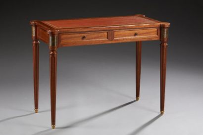 Petit bureau de style Louis XVI en bois teinté...