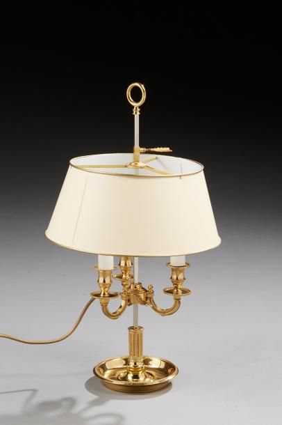 Une lampe bouillotte en métal doré à trois...
