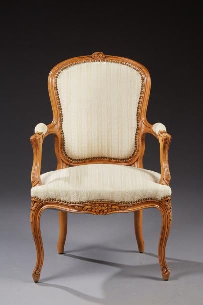 Un fauteuil cabriolet de style Louis XV en...