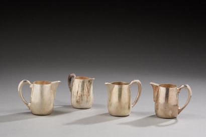 Quatre pots à lait en métal argenté (chocs...