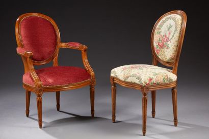 Un fauteuil de style Louis XVI à dossier...