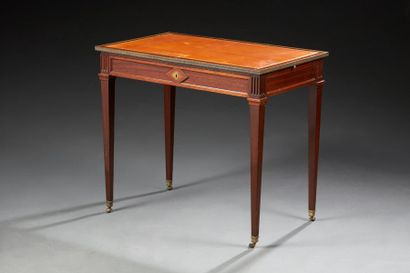 Un petit bureau rectangulaire en bois teinté...