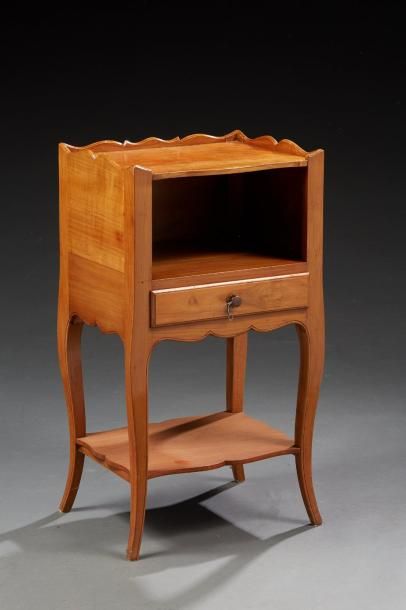 Une table de chevet en bois naturel de style...