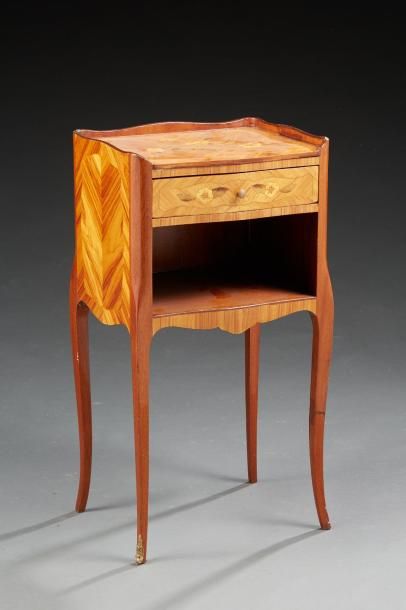 Une table de chevet de style Transition en...