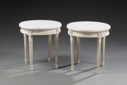Une paire de guéridons de style Louis XVI...