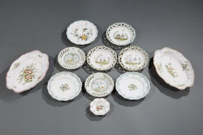 Lot de huit assiettes et deux plats en faïence...