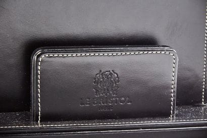 Deux range-lettres de bureau en simili cuir...