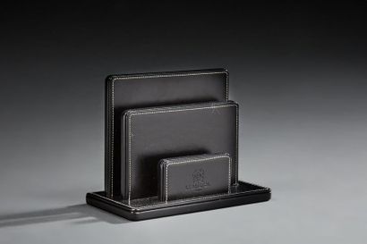 Deux range-lettres de bureau en simili cuir...