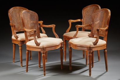 Suite de quatre fauteuils cabriolets de style...