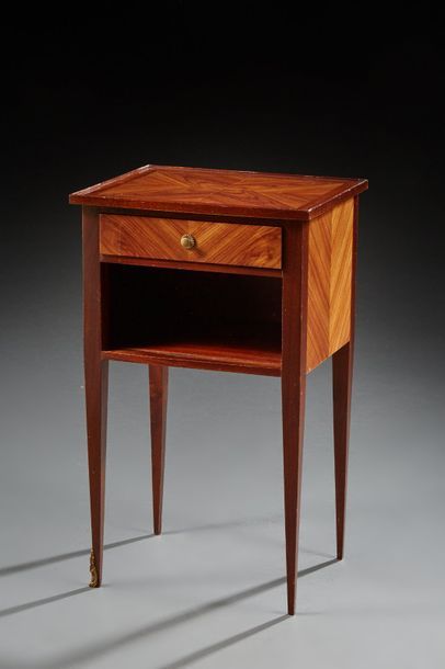 Paire de tables de chevets en bois de placage...