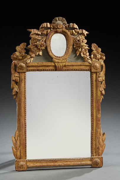 Miroir à fronton de style Louis XVI en bois...