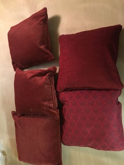 Cinq coussins en textile rouge (en velours,...