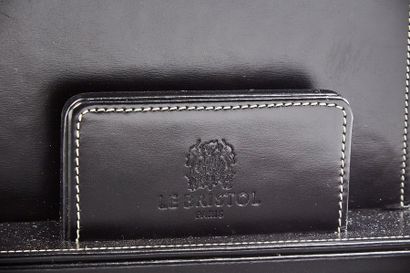 Deux range-lettres de bureau en simili cuir...