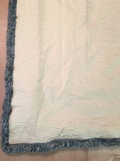 Une paire de rideaux en jacquard moiré ivoire....