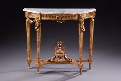 Console demi-lune en bois sculpté et doré...