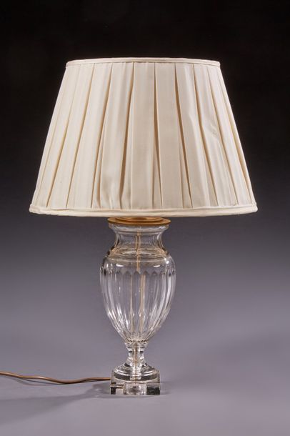 Lampe en cristal de forme balustre à décor...