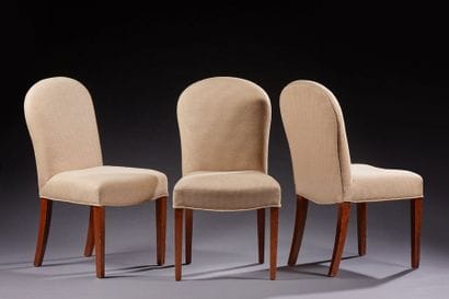 Six chaises de salle à manger à dossier légèrement...