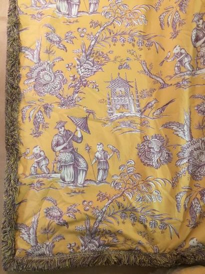 Une paire de rideaux en coton jaune imprimé...