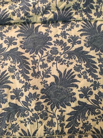 Couvre lit matelassé en moire imprimée d’une...