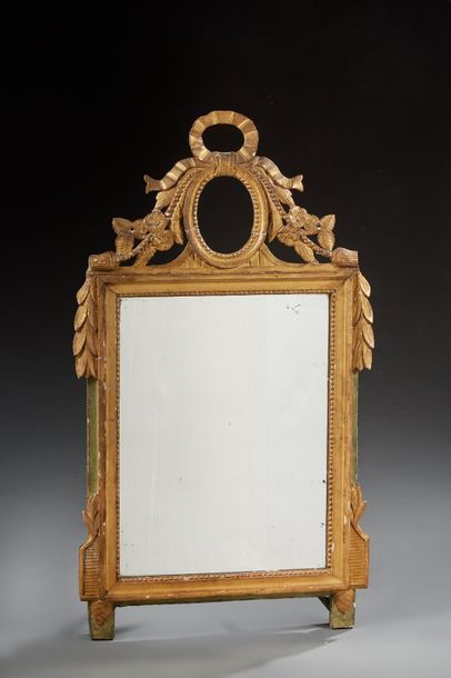 Miroir à fronton en bois sculpté et doré...