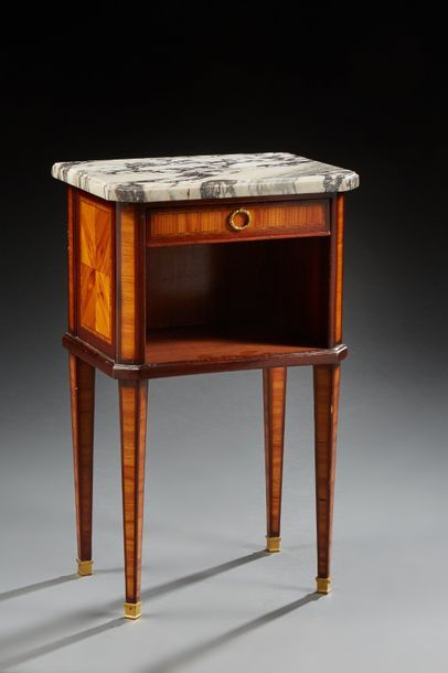 Paire de tables de chevet de style Louis...