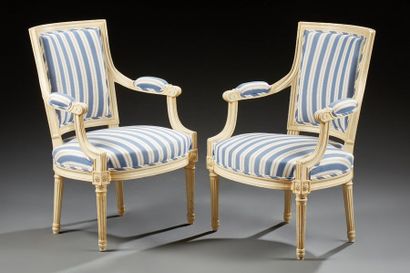 Paire de fauteuils carbiolets de style Louis...