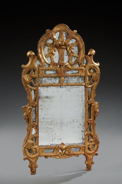 Miroir à parcloses et à fronton en bois doré,...