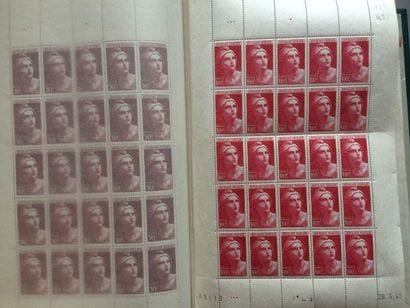 FRANCE - 2 Classeurs contenant des timbres...